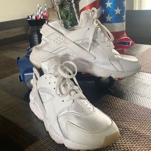 Very nice all white Huarache Nike Air.